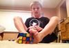 Ayak parmaklarıyla rubik küpü çözdü