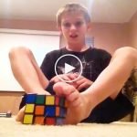 Ayak parmaklarıyla rubik küpü çözdü