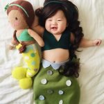 Bebek-uyurken-annesi-kostumlu-fotosunu-cekiyor-01-HaberPop