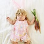 Bebek-uyurken-annesi-kostumlu-fotosunu-cekiyor-07-HaberPop