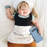 Bebek-uyurken-annesi-kostumlu-fotosunu-cekiyor-13-HaberPop