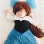 Bebek-uyurken-annesi-kostumlu-fotosunu-cekiyor-16-HaberPop