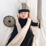 Bebek-uyurken-annesi-kostumlu-fotosunu-cekiyor-17-HaberPop