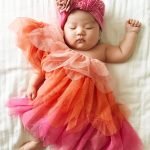 Bebek-uyurken-annesi-kostumlu-fotosunu-cekiyor-18-HaberPop