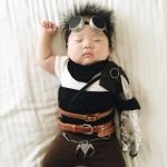 Bebek-uyurken-annesi-kostumlu-fotosunu-cekiyor-19-HaberPop