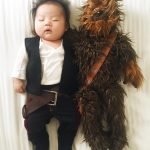 Bebek-uyurken-annesi-kostumlu-fotosunu-cekiyor-21-HaberPop