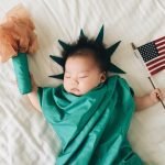 Bebek-uyurken-annesi-kostumlu-fotosunu-cekiyor-23-HaberPop