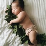 Bebek-uyurken-annesi-kostumlu-fotosunu-cekiyor-26-HaberPop