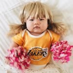 Bebek-uyurken-annesi-kostumlu-fotosunu-cekiyor-29-HaberPop