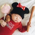 Bebek-uyurken-annesi-kostumlu-fotosunu-cekiyor-30-HaberPop