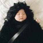 Bebek-uyurken-annesi-kostumlu-fotosunu-cekiyor-31-HaberPop