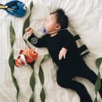 Bebek-uyurken-annesi-kostumlu-fotosunu-cekiyor-33-HaberPop