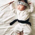 Bebek-uyurken-annesi-kostumlu-fotosunu-cekiyor-34-HaberPop