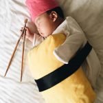 Bebek-uyurken-annesi-kostumlu-fotosunu-cekiyor-37-HaberPop