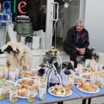 Dadaş Mucit, kapıda koyunu ve kurabiyelerle kaldı