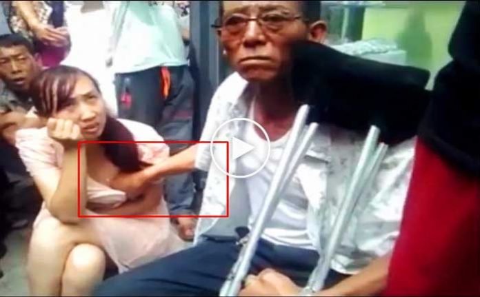 kadinin-gogsune-dokunarak-fal-bakan-gelecegi-goren-adam-video-izle-ilginc