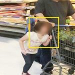 Kızının saçını market arabasına bağlayarak gezen baba