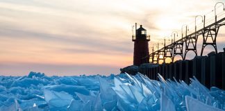 Büyülü Harikalar Diyarı: Michigan Gölü’nü Kaplayan Buzlar Parçalanıyor