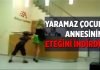Annesinin eteğini indiren yaramaz çocuk