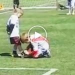 Rakip oyuncunun ayakkabı bağcığını bağlayan futbolcu