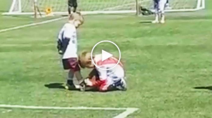 rakip-oyuncunun-ayakkabi-bagcigini-baglayan-futbolcu-izle-spor