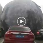 Sokakta ilerleyen dev Ay görenleri korkuttu