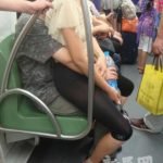 Yalnizca-Cin-metrosunda-gorebileceginiz-garip-insanlar-6-Haberpop.com