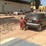 araba egzosuna sokan adam videosu
