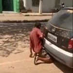 araba egzosuna sokan adam videosu izle haber