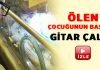 Ölen bebeğinin başında gitar çaldı