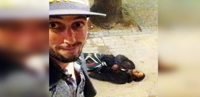hırsızı-dövüp-başında-selfie-çekti-haberpop-oku