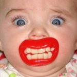 Komik emzikler ile fotoğraflanan sevimli bebekler