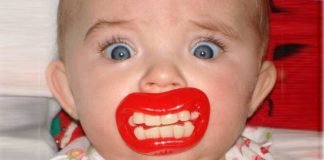 Komik emzikler ile fotoğraflanan sevimli bebekler