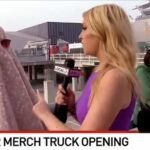 İş Yerine “Hastayım” Deyip Tanınmamak için Konsere Battaniye ile Gitti!