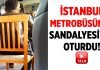Metrobüste ev sandalyesinde oturan adam